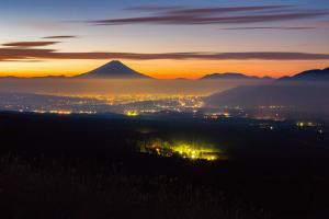 夕焼けを背にした富士山の写真