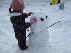 ウサギの雪だるまを作っているところ