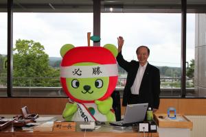 町長とアルクマ