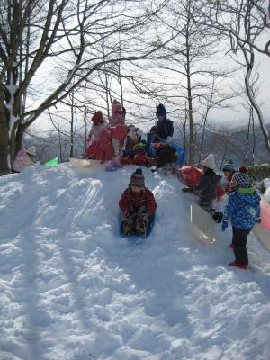 雪遊びをする子ども達