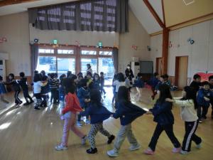 富士見小学校の１年生と交流しているところです