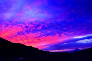 燃えるような朝日と富士山
