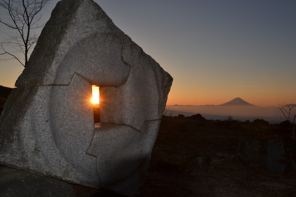 最優秀賞「朝日昇る彫刻と富士山」植松洋一