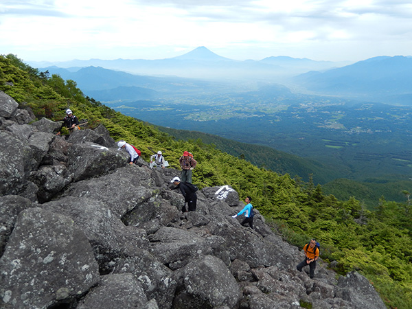 佳作「編笠山登頂目前！富士山のエールを背に」矢崎真治