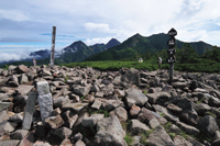 ＜編笠山山頂(2524メートル)＞眺望がいい山頂からは南八ヶ岳の山々が間近に迫り、先ほど登ってきた登山道を振り向けば諏訪盆地が眼下に広がる。また、南アルプス、奥秩父山塊そして富士山も間近に迫る。