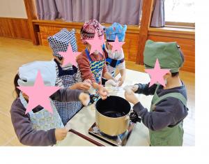 寒天をちぎって鍋に入れているところ