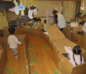 迷路で遊んでいる写真