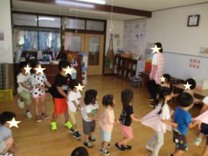 みんなが一列になって、繋がり遊びをしているところ