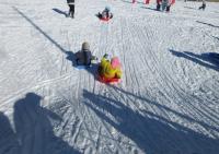 雪遊びをする子ども達