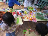 お店屋さんごっこをする子ども達