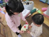 年下の子にケーキを渡す年上の子