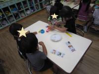 輪つなぎを作る子ども