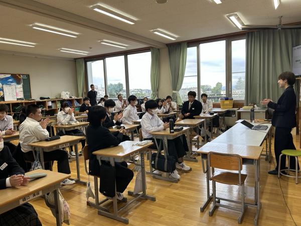 富士見中学校3年3部の様子