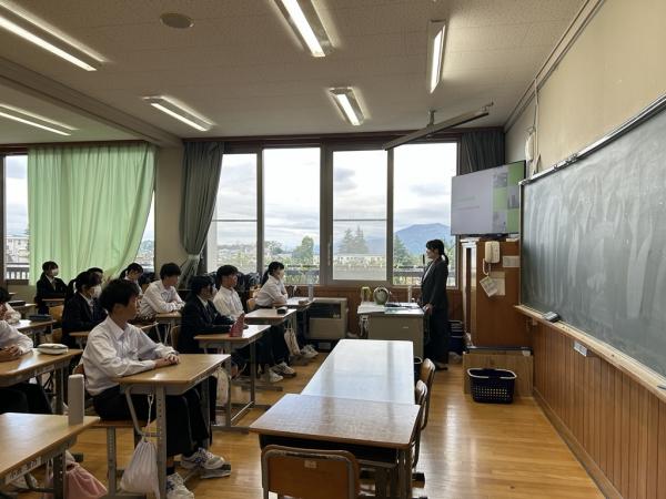 富士見中学校3年4部の様子