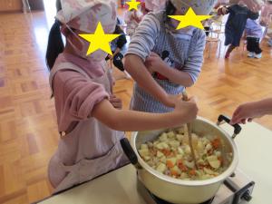 カレーを炒める子ども達