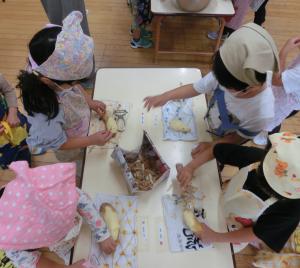 じゃがいもの皮むきをしているところ