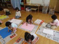 お絵描き遊びをする子たち