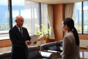 答申書提出の様子