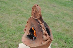 香炉型土器の胎内に火がともっている様子