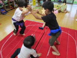 子ども達が相撲をとっているところ