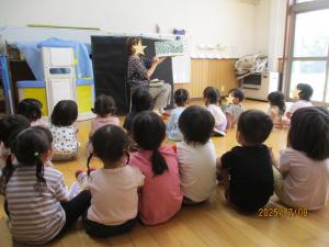 地域の方に絵本を読んでもらっているところ